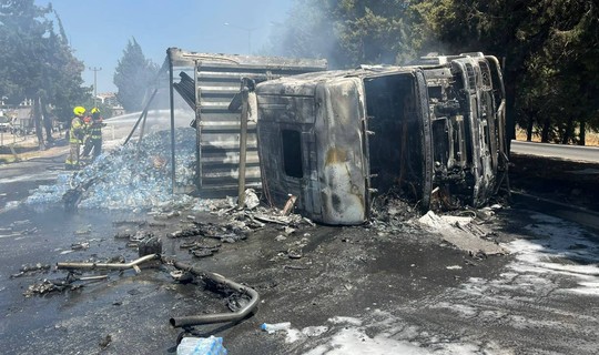 İzmir-İstanbul Yolunda Devrilen Tır Alev Aldı