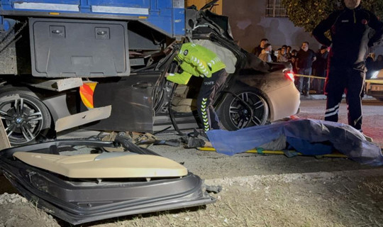 Lüks Otomobil, Duran Kamyona Çarptı! Ölü ve Yaralılar Var