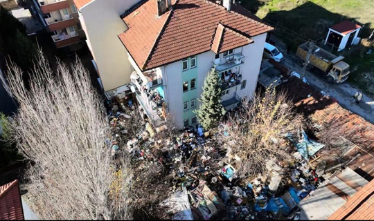 Böyle Çöp Ev Görülmedi! Tam 10 Kamyon Çöp Çıktı