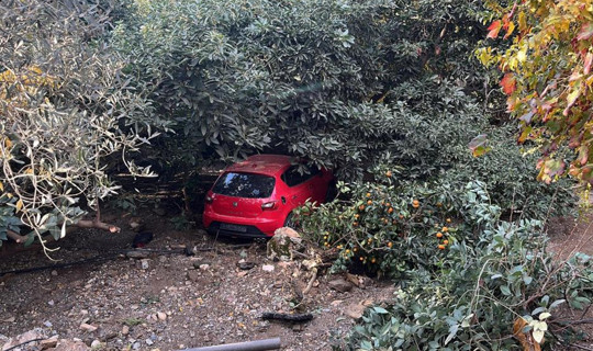 Antalya'da Korkutan Anlar: Boru Patladı, Sular Yükseldi, Araç Bahçeye Sürüklendi