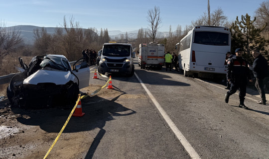 Yolcu Midibüsü Karşı Yönden Gelen Otomobille Çarpıştı: Yaralılar Var