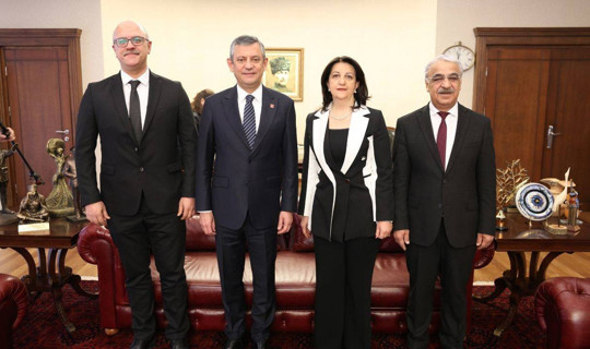 DEM Parti İmralı Heyeti-CHP Görüşmesi: Özel'den Leyla Zana'ya Küfürlü Tezahürata Sert Tepki