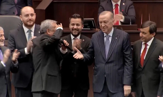 Üç İsim Daha AK Parti'de! Rozetlerini Cumhurbaşkanı Erdoğan Taktı, Asker Selamı Verdi