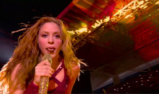 Konserde Şoke Eden Anlar, Shakira Sahnede Düştü