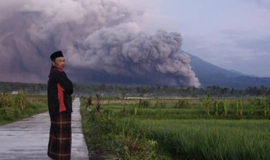Semeru Yanardağı Peş Peşe Patladı! Kül Bulutu 1000 Metreye Ulaştı