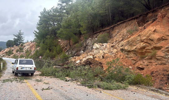 Muğla'da Toprak Kaydı, Yol Kapandı