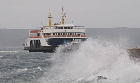 Çanakkale'de Feribot Seferlerine Fırtına Engeli