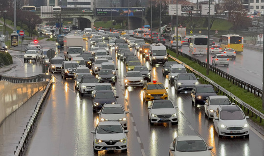 İstanbul'da Yağmur Trafiği Vurdu