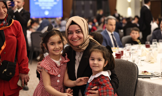 AK Parti Ramazan'da da Çocukları Unutmadı: Dr. Fatma Betül Sayan Kaya Çocuklarla Bir Araya Geldi