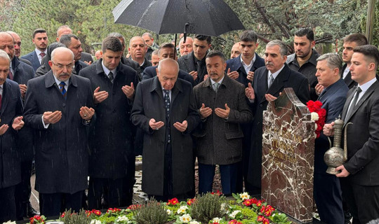 MHP Lideri Devlet Bahçeli, Alparslan Türkeş'in Kabrini Ziyaret Etti: 'Bayram Sonrası Güçlü Türkiye'nin Adımları Atılacak'