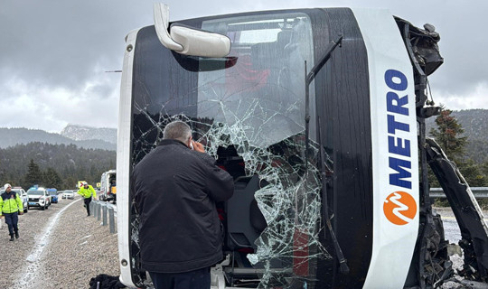 Konya-Antalya Kara Yolunda Yolcu Otobüsü Devrildi