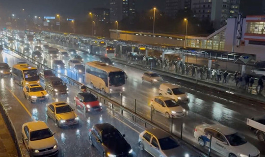 İstanbul'da Yağışın da Etkisiyle Trafik Kilitlendi