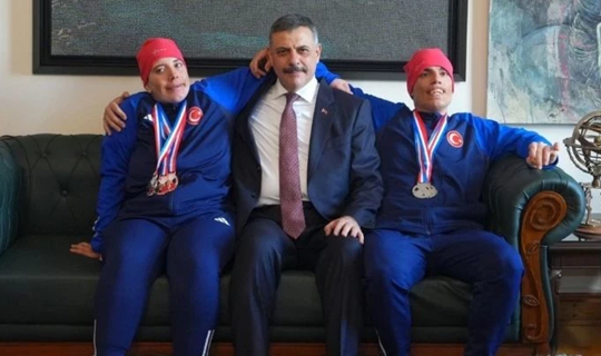 Bakan Çiftçi, Otizmli İkiz Kayakçıları Ağırladı