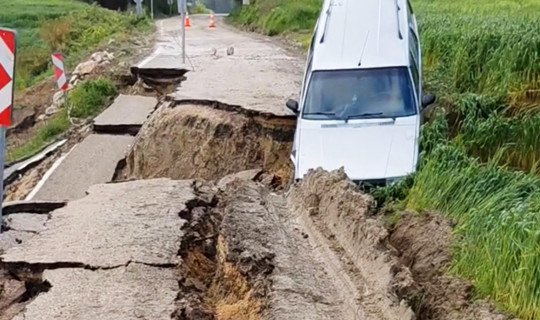 40 Metrelik Çökme! Osmaniye Kadirli’de Sağanak Yolu Yuttu