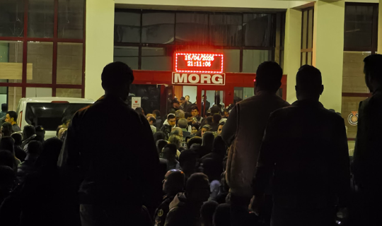 Günün En Ağır Bekleyişi... Morg Kapısındaki Fotoğraf Yürek Burktu