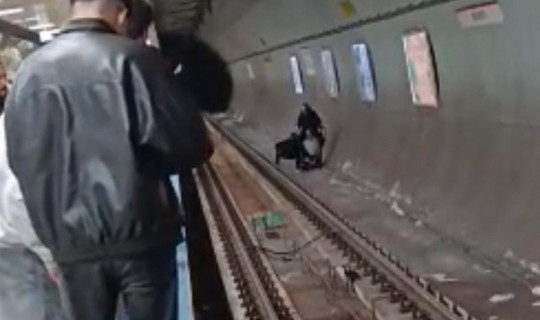 Metroda İntihar Girişimi: Vatandaşlar Canlarını Hiçe Sayıp Raylara Atladı