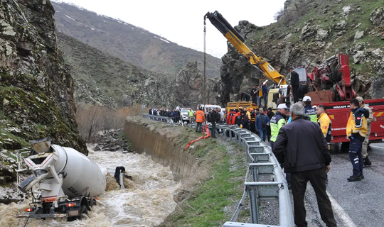 Beton Mikseri Dereye Uçtu, Sürücüsü Kayboldu
