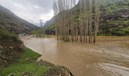 Şemdinli-Derecik Kara Yolu Dere Taşması Sonucu Kapandı