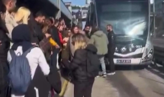 İstanbul'da Metrobüs Gerilimi! Vatandaş Yola İndi, Araçların Önünü Kesti