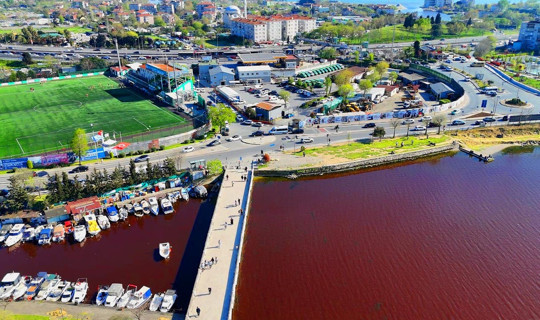 Küçükçekmece Gölü Kırmızıya Büründü