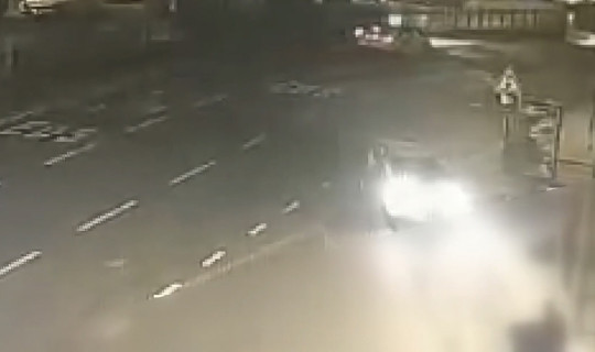 Şişhane'de Dehşet Anları! Otomobilin Çarptığı Motosiklet Durağa Daldı