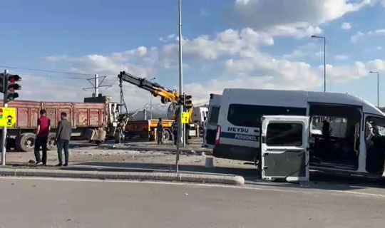 Kayseri'de İşçi Servisi ile Kamyon Çarpıştı, 8 Yaralı