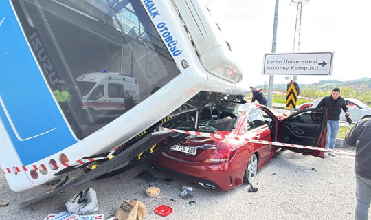 Bartın'da Üniversite Öğrencilerini Taşıyan Otobüs Devrildi, 46 Kişi Yaralandı