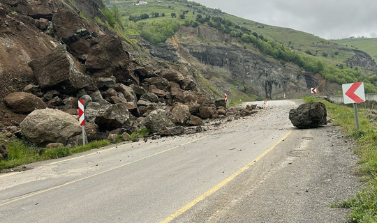 Samsun-Asarcık Kara Yolunda Heyelan: Dev Kayalar Yola Savruldu