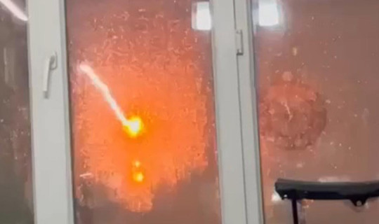 Dört Katlı Binaya Yıldırım Düştü
