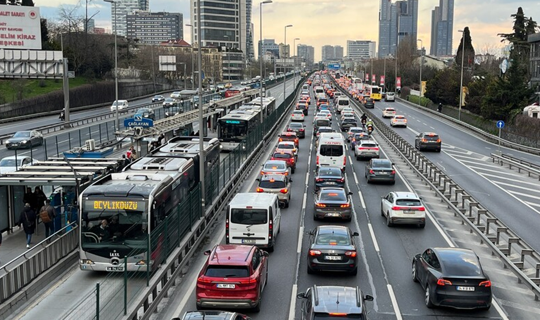 İstanbul’da Trafik Kilitlendi, Araçlar Adım Adım İlerliyor