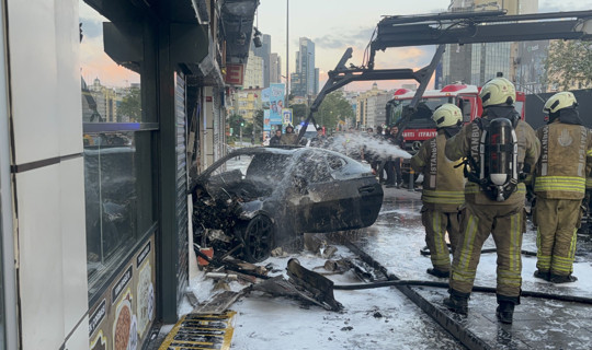 Lüks Aracın Daldığı Dükkanda Yangın! 2 Kişi Yaralandı
