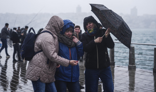 AKOM ve Meteoroloji'den Peş Peşe Uyarı: Saat Verildi, Şiddetli Yağış İstanbul'u Vuracak