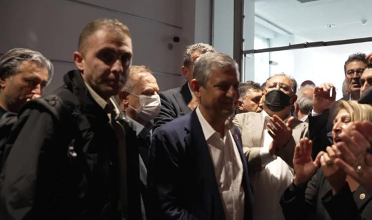 CHP Genel Merkezi'ne 'Tahliye' Baskını: Özel'in Odasının Olduğu 12. Katta Neler Yaşandı?