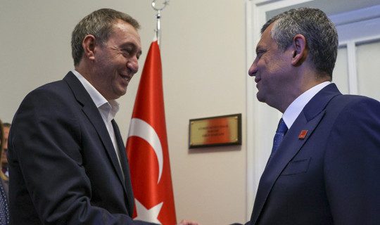 Meclis'teki Yeni 'Genel Merkez'de İlk Zirve: DEM Parti’den Özgür Özel’e Biber Gazlı Tahliye Tepkisi