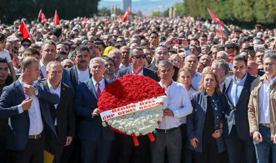 Özgür Özel Anıtkabir'e Yürüdü: 'Meşruiyetimizi Milletten Alıyoruz'
