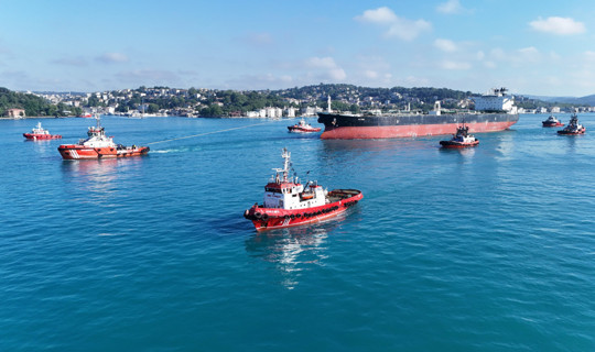 Rusya'da Saldırıya Uğrayan Tanker Yoğun Güvenlik Eşliğinde İstanbul Boğazı'ndan Geçti
