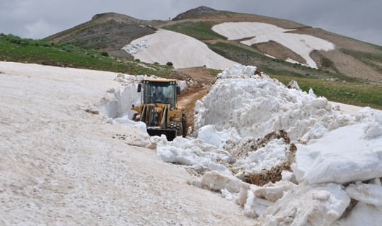 Haziran Ortasında Kar Esareti: Bitlis’te 3 Metrelik Kar Kütleleriyle Mücadele