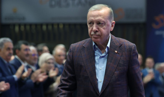 AK Parti'den Çeyrek Asır Videosuyla Yeni Şarkı: 'Efsane Büyük Başkan'