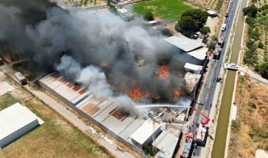 İzmir’de Korkutan Fabrika Yangını: Menemen’de Geri Dönüşüm Tesisi Alev Alev