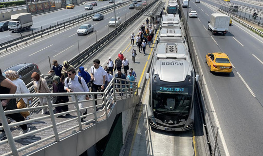 İstanbullular Dikkat: Metrobüs Yarın Köprü Değiştiriyor! 6 İstasyon Tamamen Kapatıldı