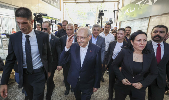 Özel ve 90 Vekilin İstifası Sonrası CHP'de Hareketli Saatler: Kılıçdaroğlu MYK'sını Olağanüstü Topladı