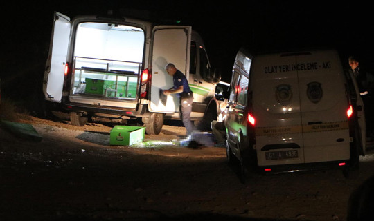 Adana'da Kanlı Gece! Silahlı Saldırıda Biri Kadın 3 Kişi Öldürüldü: 2 Kişinin Cinayete Tanık Olduğu İçin Vurulduğu Ortaya Çıktı