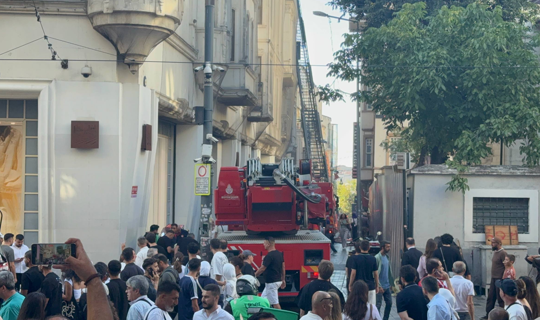 Taksim'de AVM'de Çıkan Yangın Söndürüldü