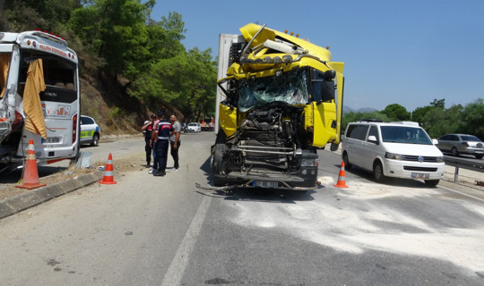 Antalya'da Can Pazarı: Yolcu Midibüsüne TIR Çarptı, Çok Sayıda Yaralı Var