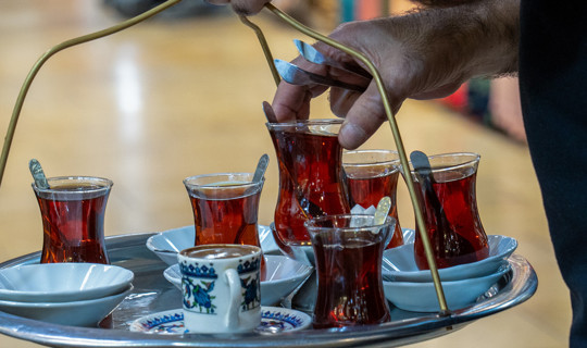 Milyonlarca İşçiyi İlgilendiren Karar: Çay Bardağını Masaya Sert Koyunca Kovuldu, Davayı Kazandı