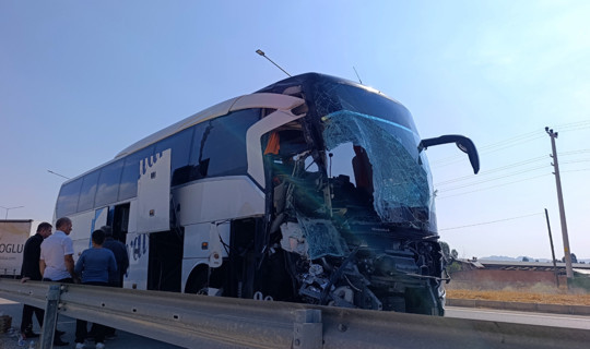 Afyonkarahisar'da Yolcu Otobüsü Kaza Yaptı: Ölü ve Yaralılar Var