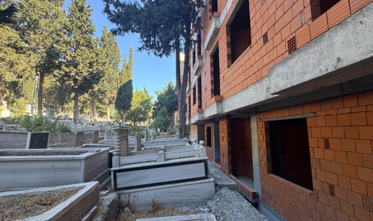 İstanbul'da Bu Da Oldu! Denize Değil Mezarlığa 'Sıfır' Bina Yaptılar