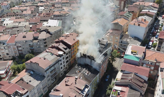 Gaziosmanpaşa'da 4 Katlı Binada Yangın: Alevler Komşu Binalara Sıçradı