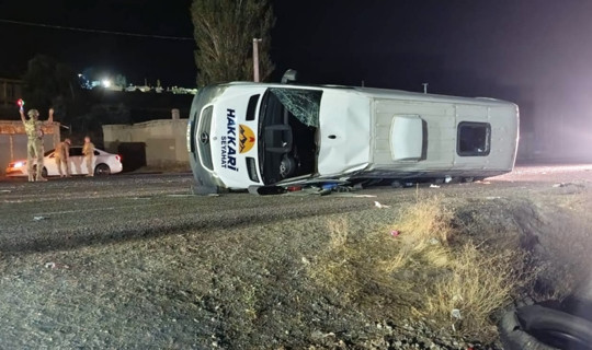 Van'da Kamyonla Minibüs Çarpıştı.. 13 Yaralı