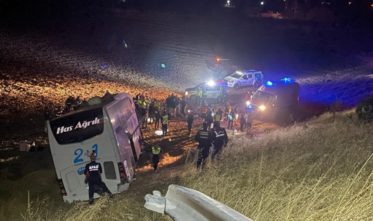 Amasya'da Korkutan Kaza! Otobüs Tarlaya Devrildi, 24 Yaralı